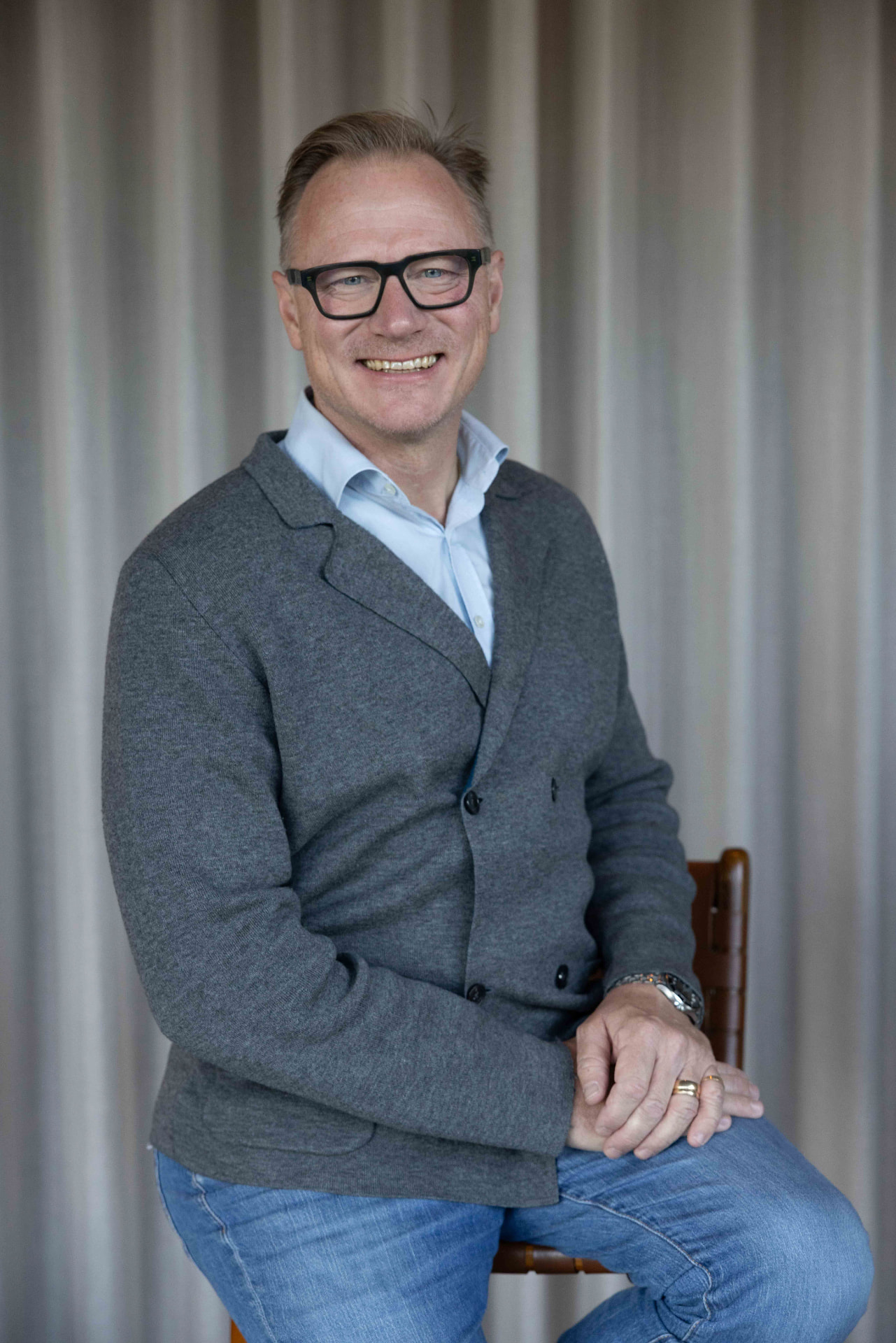 Andreas Getzman, rådgivare till rekryteringsbolag, sittande i ett avslappnat porträtt