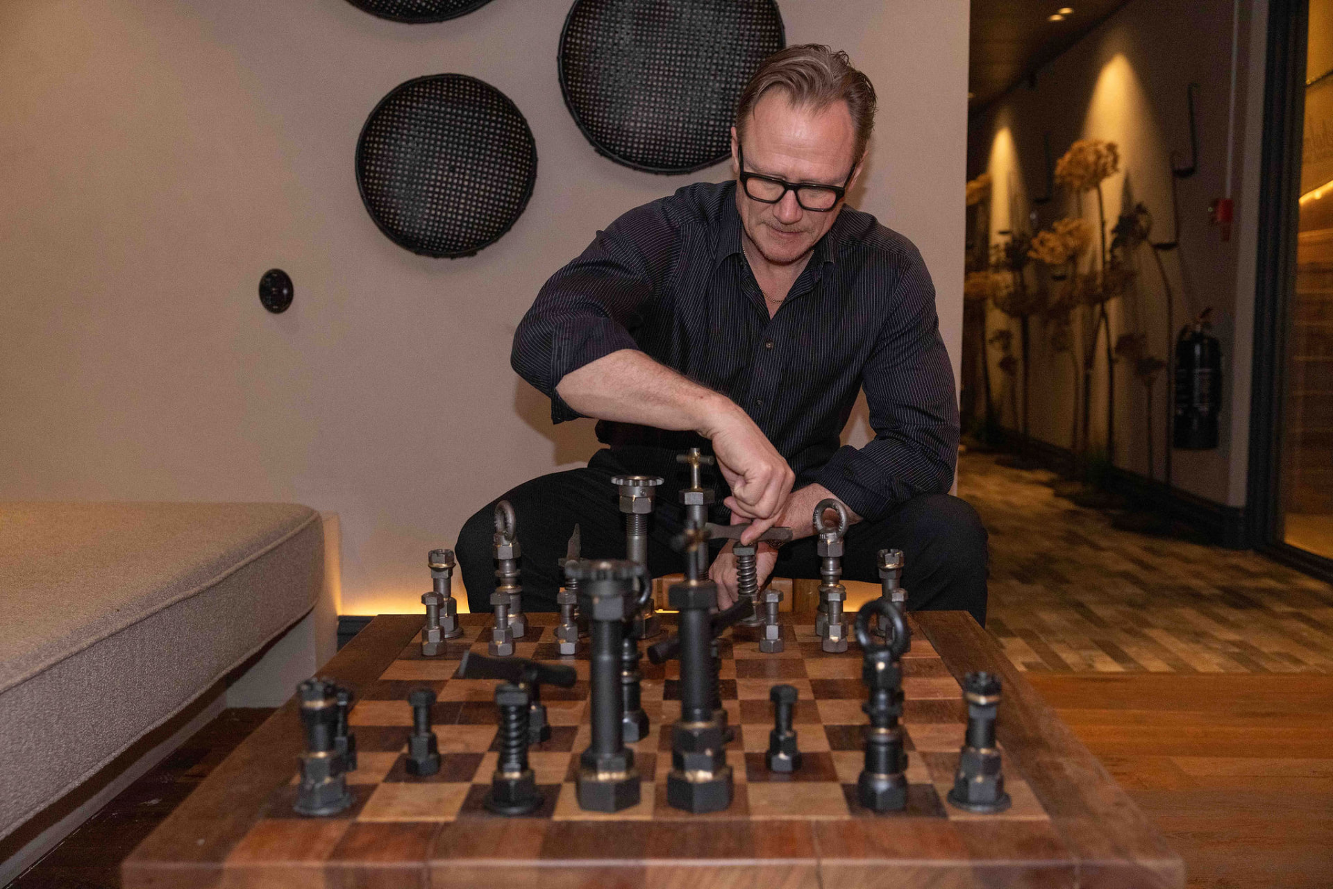 Andreas Getzman vid ett schackbräda, en bild på strategiskt tänkande