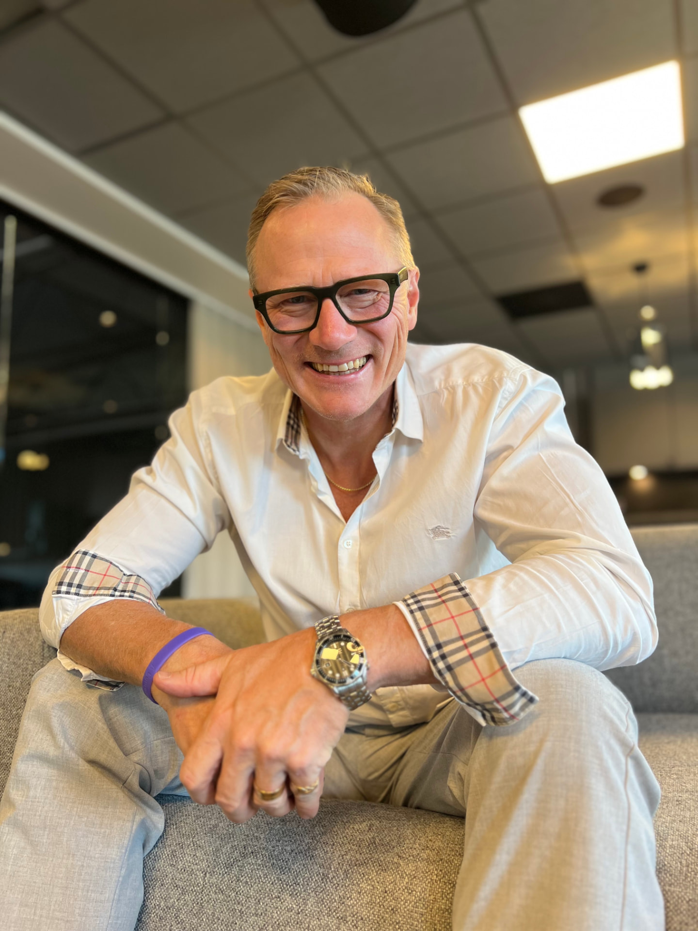 Andreas Getzman leende i en soffa, nära och personlig inför ett samtal