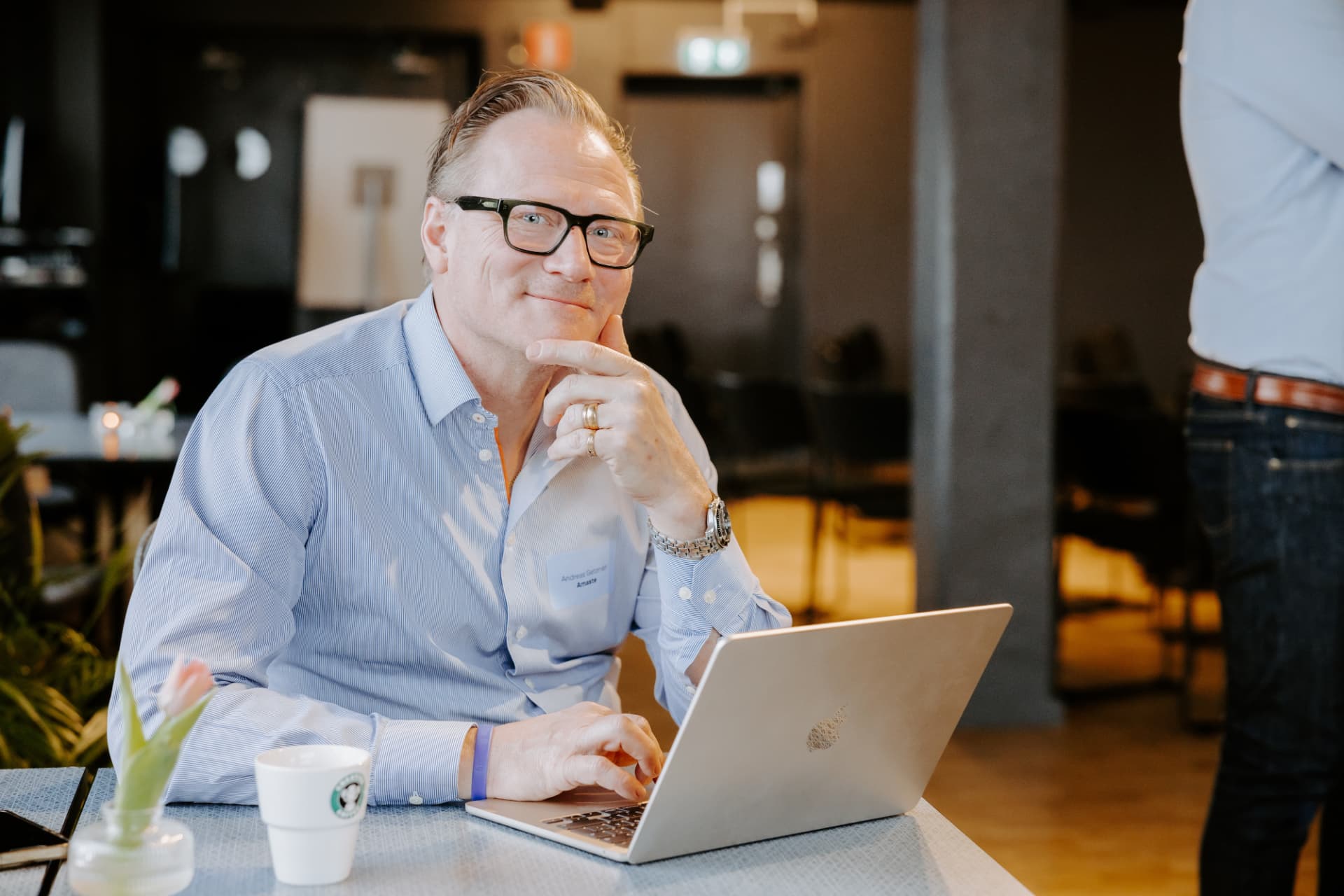 Andreas Getzman arbetar vid sin laptop i ett kontorslandskap